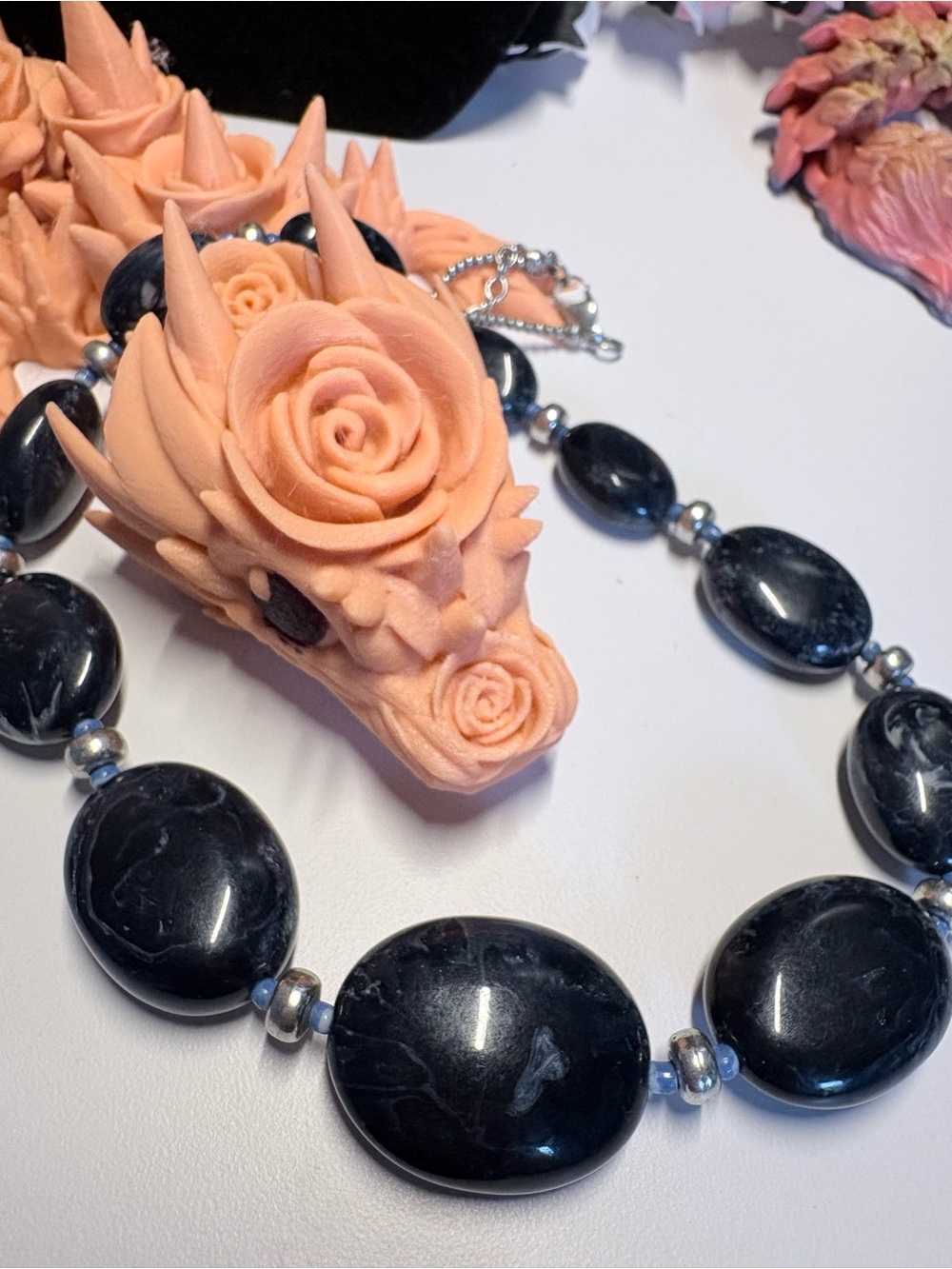 Vintage reversible navy & silver lucite necklace - Picture 6 of 6